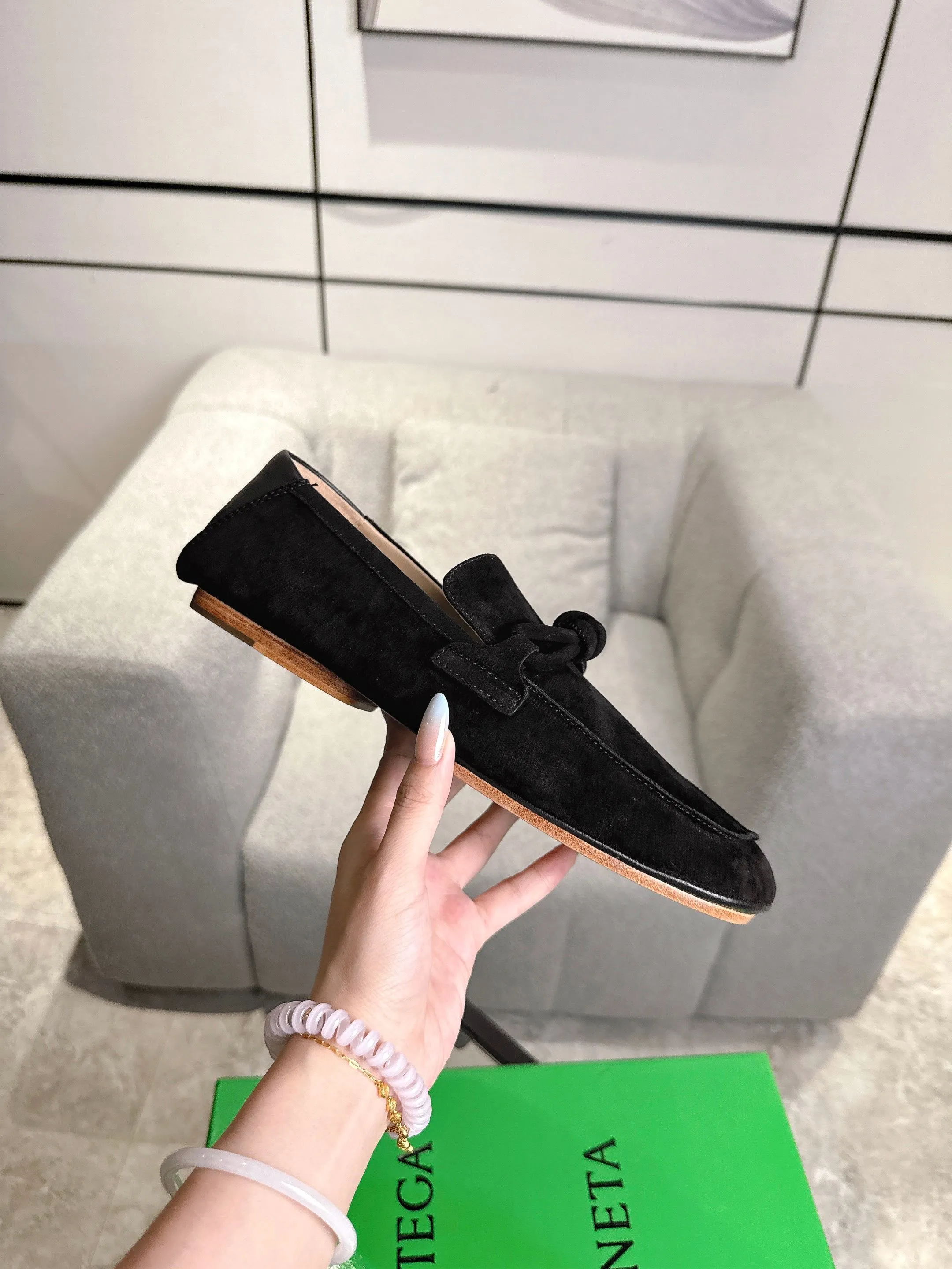 [BV] Top P: 800💰 Size: Women 35-39 (Customized for women 40) Men 39-44 (38.45 non-refundable) Bottega Veneta 2025 Autumn Counter Synchronized Couple Style Bottega Veneta Square Toe Flats Original 1:1 material selection, genuine leather outsole! A one-to-one replica of the original! quality assurance!